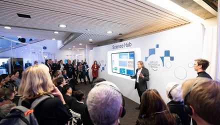 Ein Mann präsentiert vor einer großen Gruppe von Zuschauern